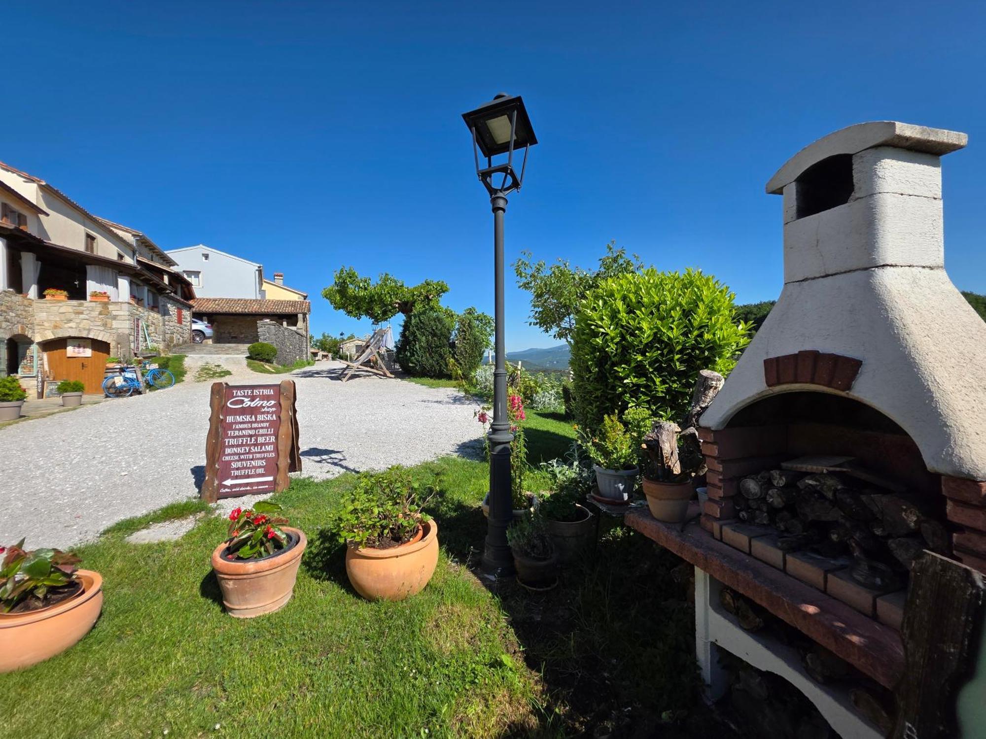 Apartment Hum-The Smallest Town In The World Exterior photo