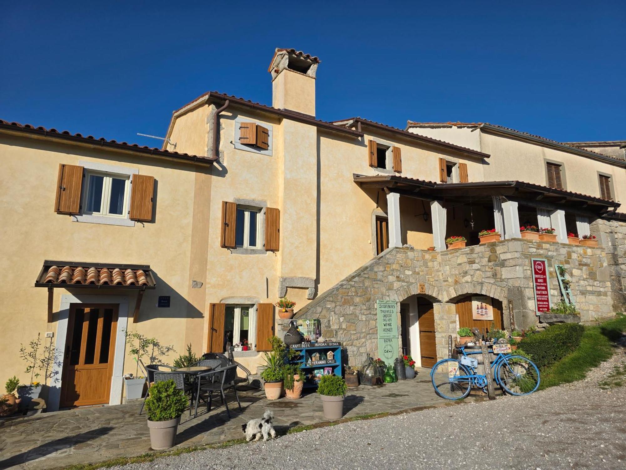 Apartment Hum-The Smallest Town In The World Exterior photo